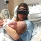 Une maman aveugle voit son bébé pour la première fois